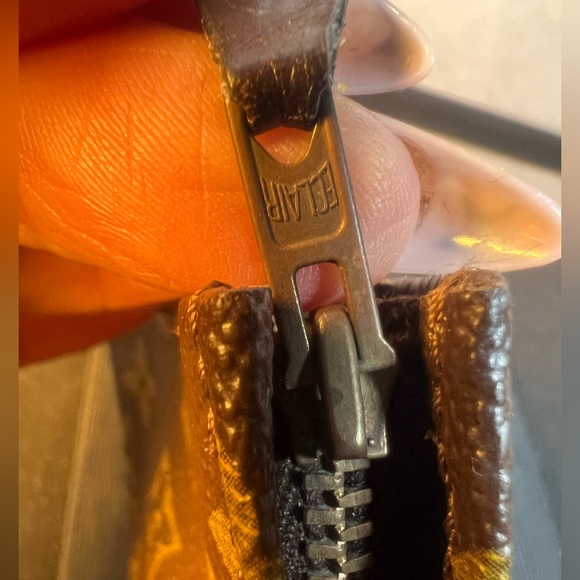 Louis Vuitton vintage Toiletry Pouch in the iconic Monogram coated canvas. EUC - Picture 7 of 14